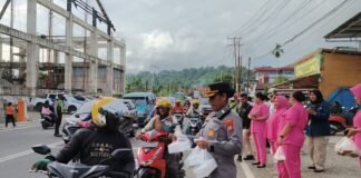 Polresta dan Bhayangkari Manokwari Berbagi, Sebar Takjil Bagi Pengendara
