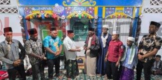 Wabup Teluk Bintuni Awali Safari Ramadan di Tomu, Serahkan Bantuan Rp10 Juta