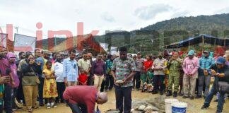 Bangun Gereja di Pegaf, Gubernur Dominggus Bantu 300 Sak Semen-Rp10 Juta