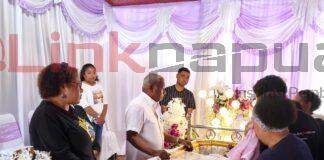 Eks Plt Kadinsos Papua Barat Marthen Tirony Meninggal, Gubernur Dominggus Melayat ke Rumah Duka