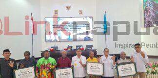 Bupati Teluk Bintuni Serahkan Kompensasi Tanah Ulayat Rp11 Miliar ke Suku Sumuri