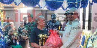 Gubernur Papua Barat-Bupati Manokwari Serahkan Bantuan untuk Korban Banjir Wosi