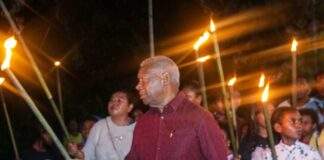 Gubernur Dominggus Ikut Pawai Obor Paskah Bareng Jemaat GKI Mandopi Manokwari