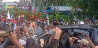 Mobil Diadang Pedemo, Gubernur Papua Barat Turun Temui Massa-Minta Tertib Sampaikan Aspirasi