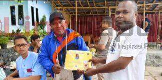 Bukti Kompeten, PWI Papua Barat Serahkan Sertifikat-Kartu UKW ke Wartawan