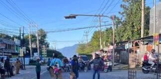 Sejumlah Kelompok Masyarakat Blokade Jalan Esau Sesa, Arus Lalu Lintas Lumpuh