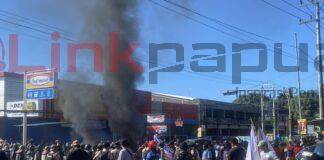 Blokade Jalan Esau Sesa Dibuka, Massa Fokus Aksi di Jalur Menuju Kantor Bupati Manokwari