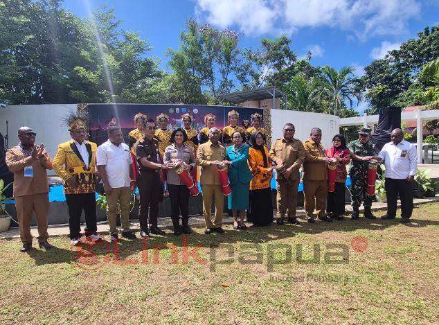 dominggus buka pameran