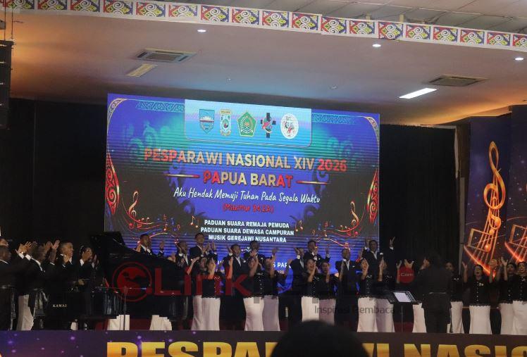 tuan rumah curi perhatian
