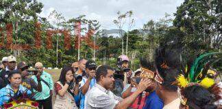 Tuan Rumah Teluk Bintuni Sambut Kontingen Pesparani IV Papua Barat dengan Atraksi Budaya