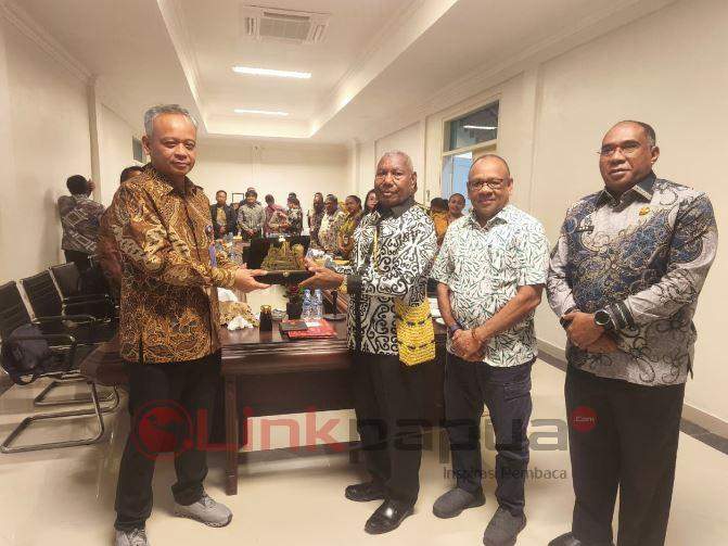 dominggus pekerja lokal