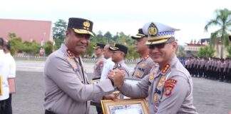 Kapolda Papua Barat Beri Penghargaan Satker Peraih WBK dan IKPA Terbaik