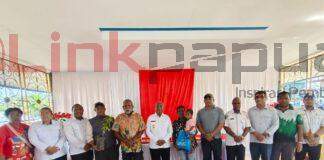 Sambut HUT Ke-81 RI, Pemprov Papua Barat Bagikan Bapok dan Bibit Buah di Susweni