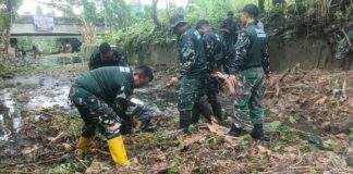 Wujud Kemanunggalan TNI-Rakyat, Kodim 1801/Manokwari Bersihkan Kali Sahara