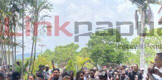 Yosias Saroy Resmi Serahkan Berkas Pencalonan Ketua KONI Papua Barat