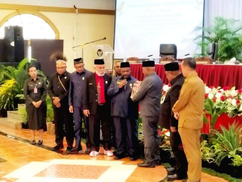 gubernur serahkan