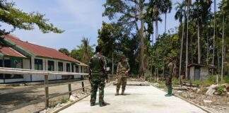 Dansatgas TMMD Mansel Tinjau Pengecoran Jalan di Yamboi, Tekankan Kualitas Pekerjaan