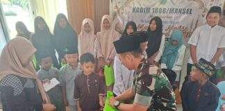 Tak Hanya Bangun Desa, Satgas TMMD Mansel Berbagi Kasih dengan Anak Yatim Piatu