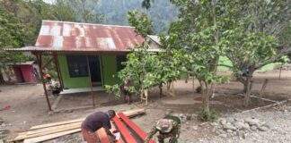 Satgas TMMD Mansel Siapkan Papan Lisplang, Teras-MCK Rumah Warga Segera Diperbaiki