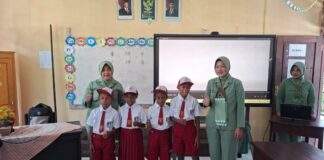 Persit Kodim Mansel Berikan Seragam Sekolah ke Siswa di Kampung Nuhuwei